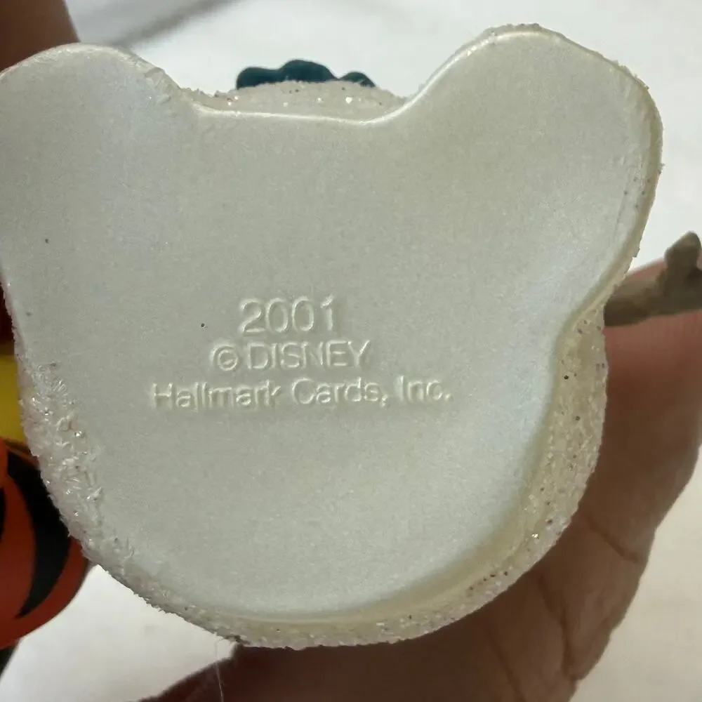Hallmark Keepsake WINNIE THE POOH A FAMILIAR‎ FACE 2001 Christmas Ornament w/Box
